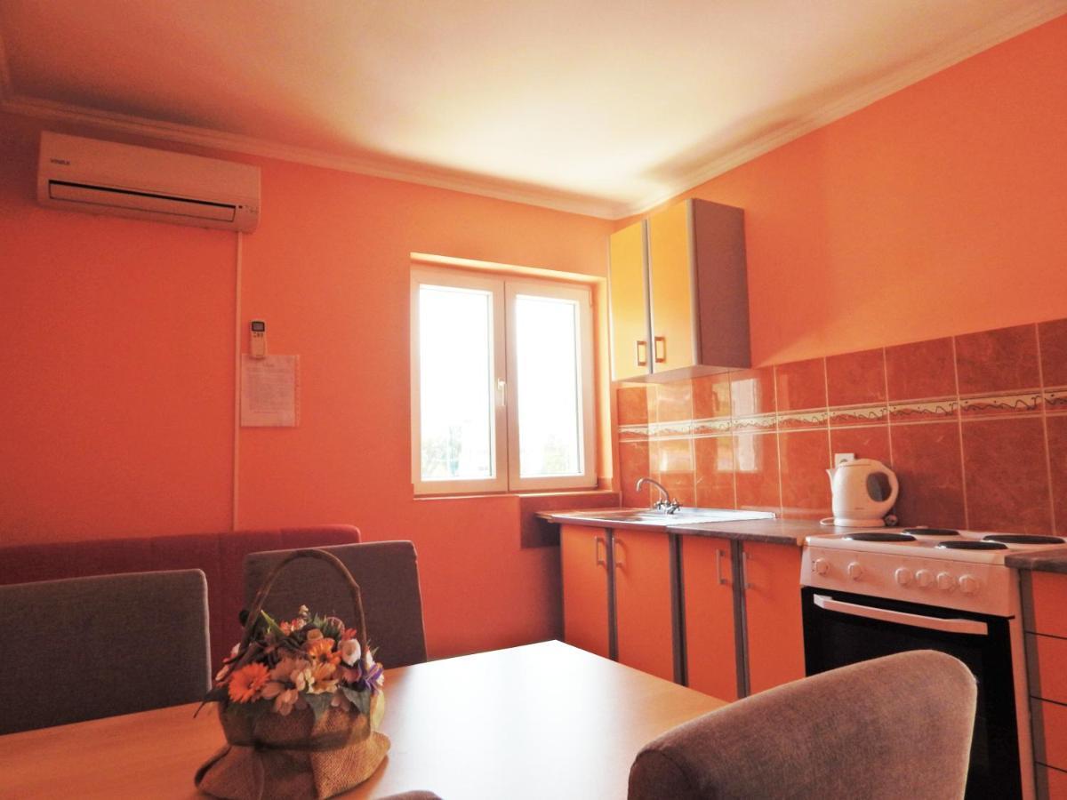 Apartmani Sindik ติวัต ภายนอก รูปภาพ